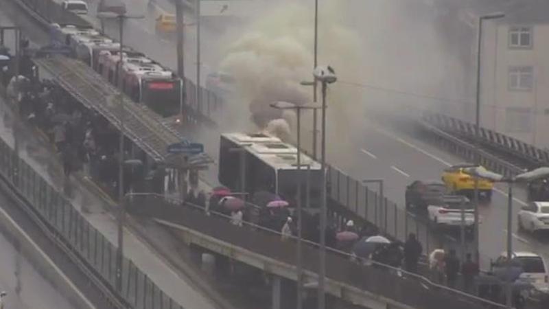 Şişli’de Metrobüs Motorunda Yangın