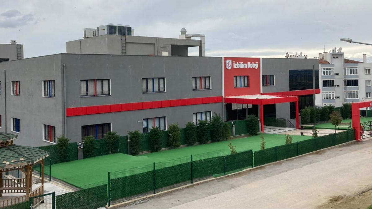 İZMİR’DE TYT–AYT BAŞARISIYLA ÖNE ÇIKAN DİSİPLİNLİ LİSE: İZBİLİM KOLEJİ MENEMEN’DE YOĞUN TALEP GÖRÜYOR