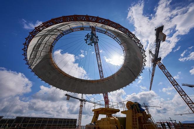 AKKUYU’DA DEV OPERASYON: 141 TONLUK DEV YAPI HASSASİYETLE YERLEŞTİRİLDİ!