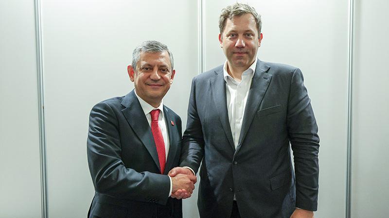 CHP Lideri Özel, Barselona’da Alman Mevkidaşıyla Görüştü