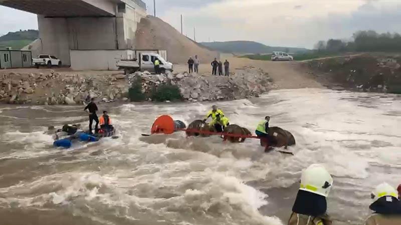 Traktör Devrildi, İşçiler Derede Mahsur Kaldı: Ekipler Seferber Oldu