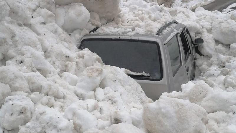 Kar Yağışı Hayatı Zorlaştırdı: Trabzon’da Çığ Düşen Yolda Araç Mahsur Kaldı