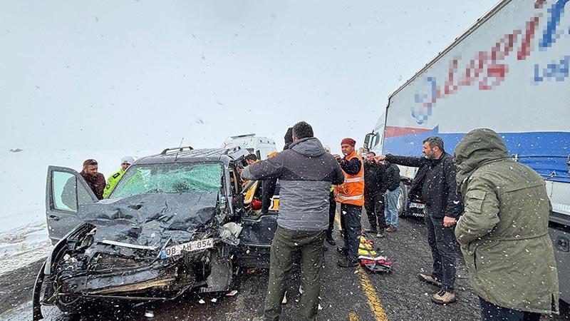 Hatalı Sollama Can Aldırıyordu: Sisli Yolda TIR’la Çarpıştı
