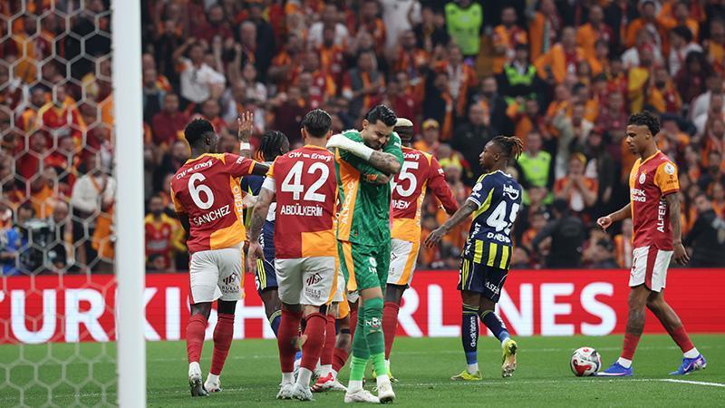 Derbide İlk Yarı Galatasaray’ın: Osimhen Sahneye Çıktı