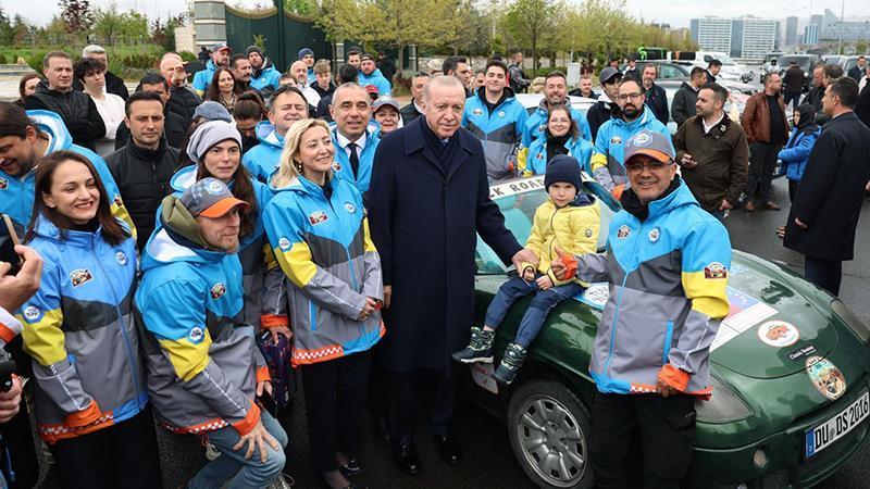 KÜLLİYE’DE İPEK YOLU RÜZGARI: CUMHURBAŞKANI ERDOĞAN SPORCULARI UĞURLADI
