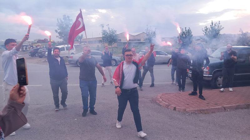 Kayseri’de Özel Gençlerin Askerlik Heyecanı: Kınalar Yakıldı, Halaylar Çekildi!