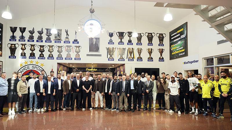 SARI-LACİVERTLİLERDE DEV BULUŞMA: BAŞKAN SADETTİN SARAN’DAN TAKIMA MORAL YEMEĞİ