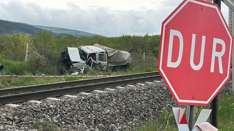 Kütahya’da Tren Kamyonete Çarptı: 1 Ölü, 3 Yaralı