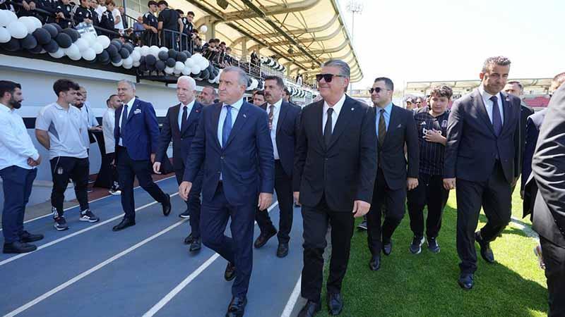 BEŞİKTAŞ’TAN ALTYAPIYA TARİHİ YATIRIM: SANCAKTEPE FUTBOL AKADEMİSİ GÖRKEMLİ TÖRENLE AÇILDI