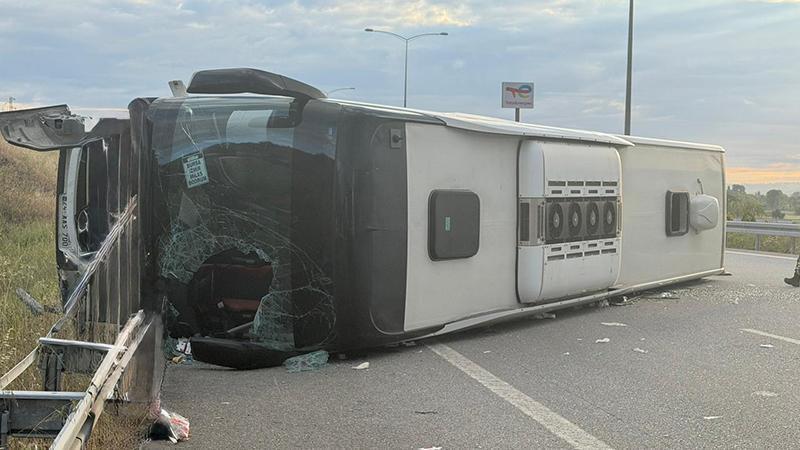 Susurluk’ta Feci Otobüs Kazası: Refüje Çarpan Araç Devrildi, 36 Kişi Yaralandı