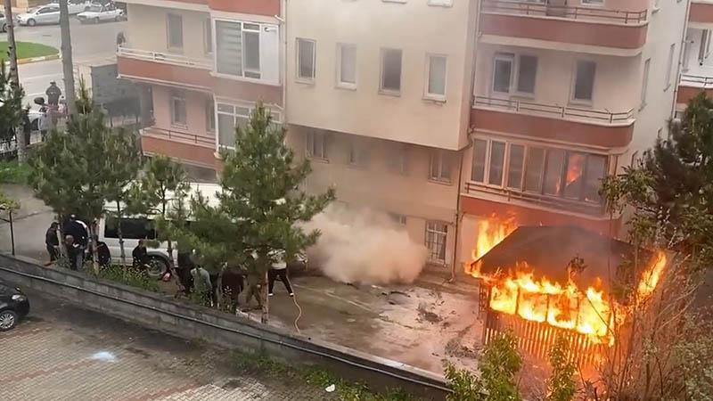 Apartman Bahçesinde Korkutan Yangın: Minibüs ve Otomobil Alevlere Teslim Oldu