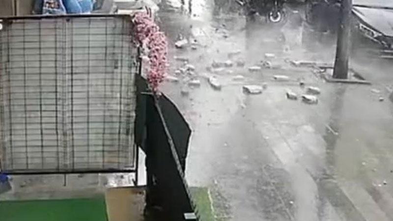 5 Katlı Binanın Dış Cephesinden Kopan Parçalar Sokağa Düştü