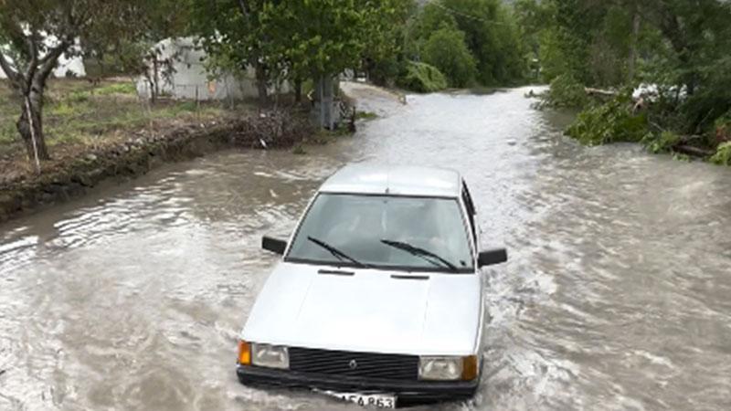 Tokat’ta Sağanak ve Baraj Etkisi: Yeşilırmak Yükseldi, Araç Su Baskınından Kurtarıldı