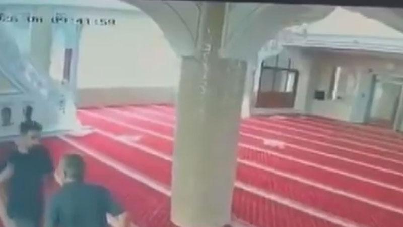 “5 Dakika Sabret” Dedi, Yumrukların Hedefi Oldu! Camide Şok Saldırı