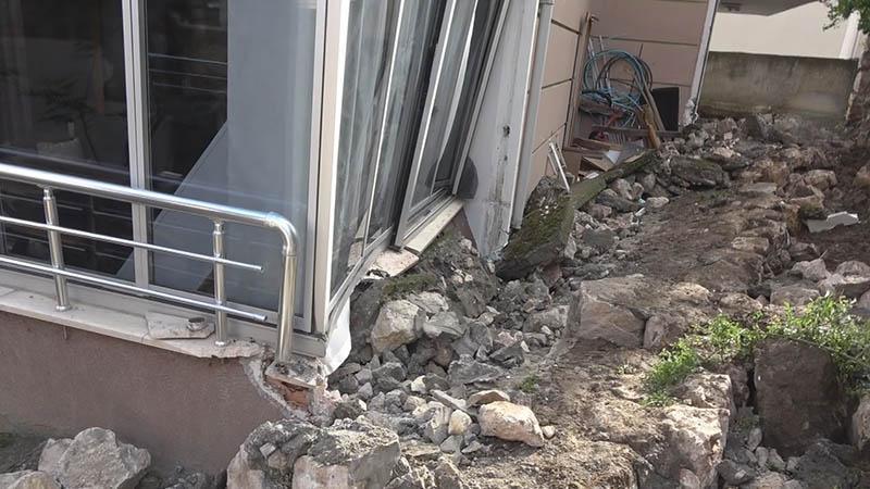 İSTİNAT DUVARI ÇÖKME ANI GÜVENLİK KAMERASINA YANSIDI