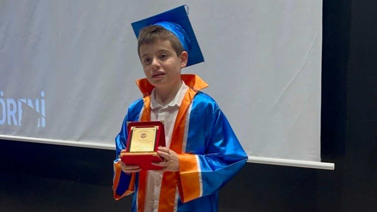 Bir Şarkıyla Gönüllere Dokundu: Muhammed Eymen’den Unutulmayacak Mezuniyet Performansı