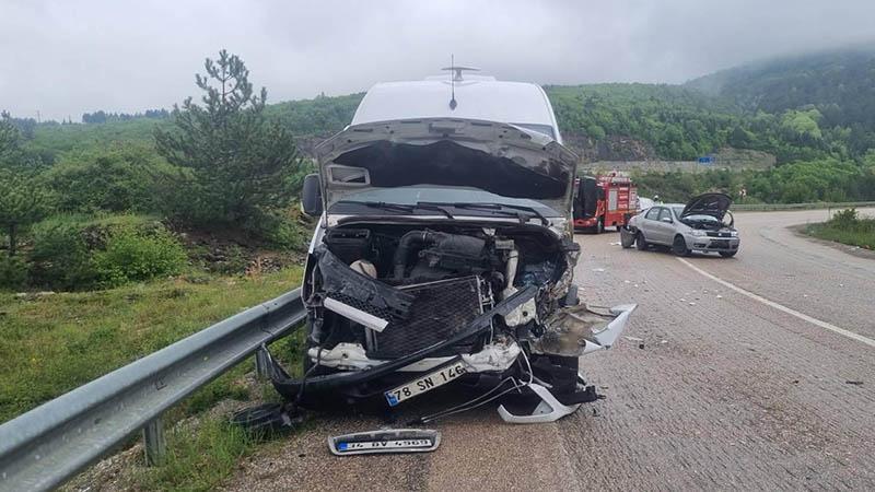 Karabük’te Trafik Kazası Kamerada: Minibüs ve Otomobil Çarpıştı