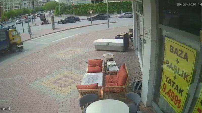 Kavşakta Dehşet Anları: Kamyonet Elektrikli Bisiklete Çarptı, Aile Hastaneye Kaldırıldı