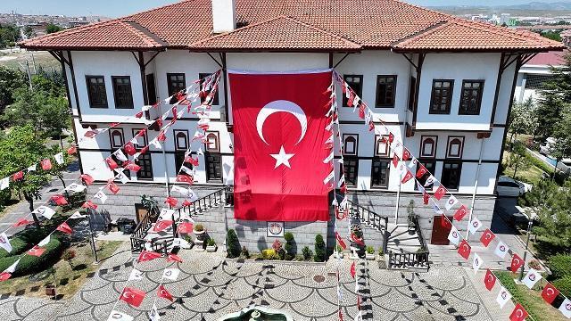 SİNCAN’DA DÜNYA KUPASI HEYECANI: İLÇE BAYRAKLARLA SÜSLENDİ, TOPLU İZLEME ETKİNLİĞİ DÜZENLENİYOR