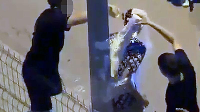 Sokakta Tepki Çeken Görüntüler: Arkadaşlarını Direğe Sarıp Kayda Aldılar