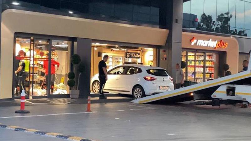 Alışveriş Sonrası Direksiyon Başına Geçti, Otomobiliyle Markete Girdi! 1 Yaralı
