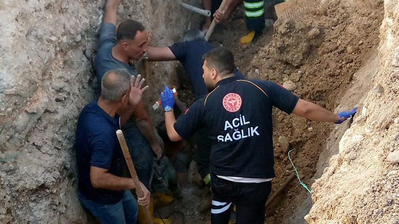TOPRAK KAYMASI NEDENİYLE GÖÇÜK ALTINDA KALAN İŞÇİ KURTARILDI