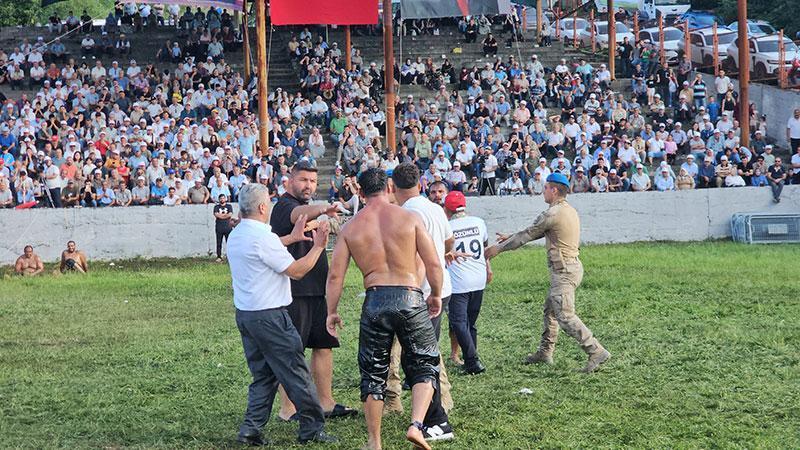 Dağköy Yağlı Güreşleri’nde gergin anlar! 2 saatlik maratonun kazananı Mustafa Doğan Özkaya oldu