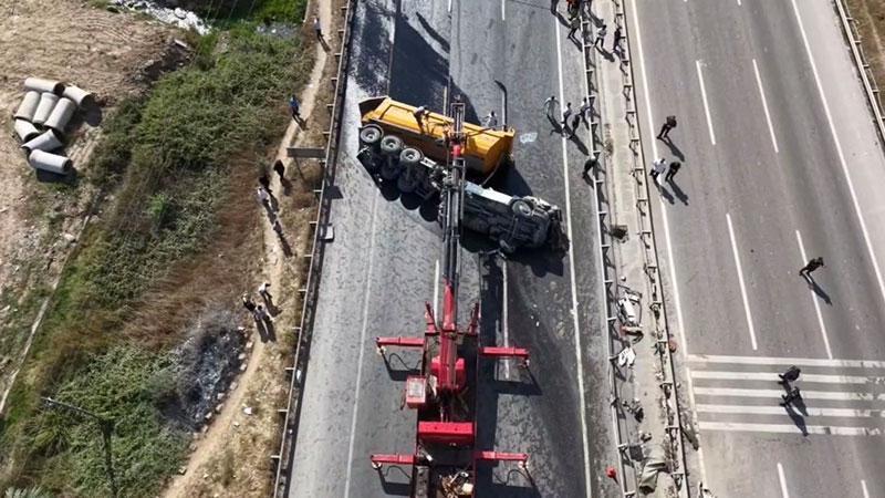 Takla atan hafriyat kamyonu karşı şeride geçti, otoyolda trafik aksadı