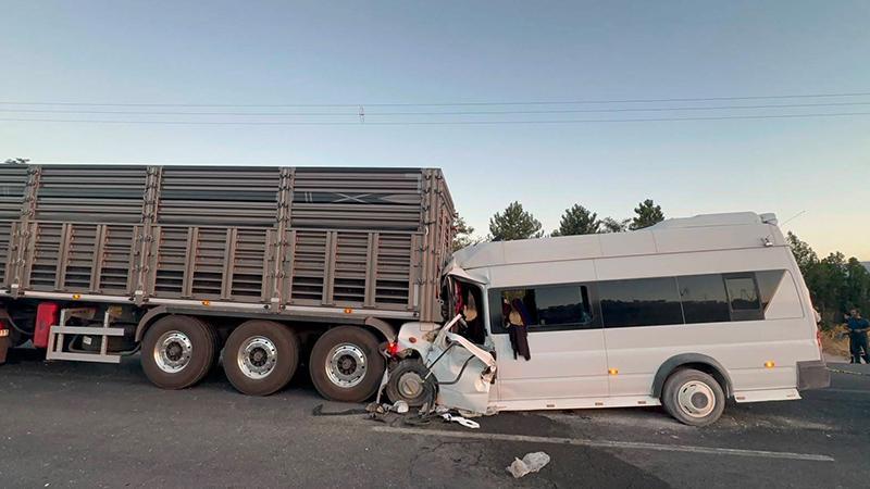 Minibüs TIR’ın Altına Girdi: Tarım İşçilerini Taşıyan Araçta 18 Kişi Yaralandı