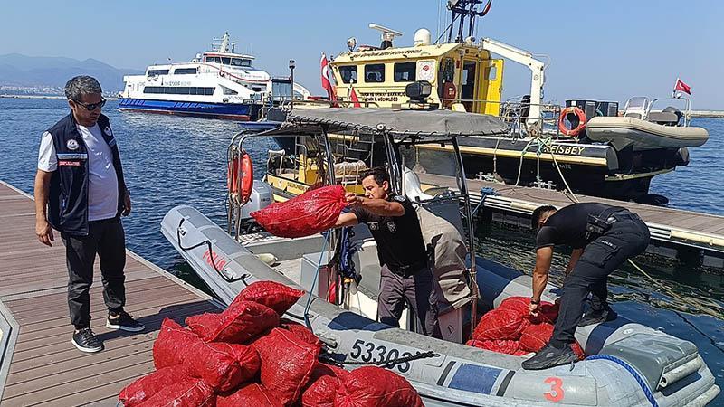 İzmir’de yasa dışı midye avına geçit yok: 560 kilo kara midye denize bırakıldı