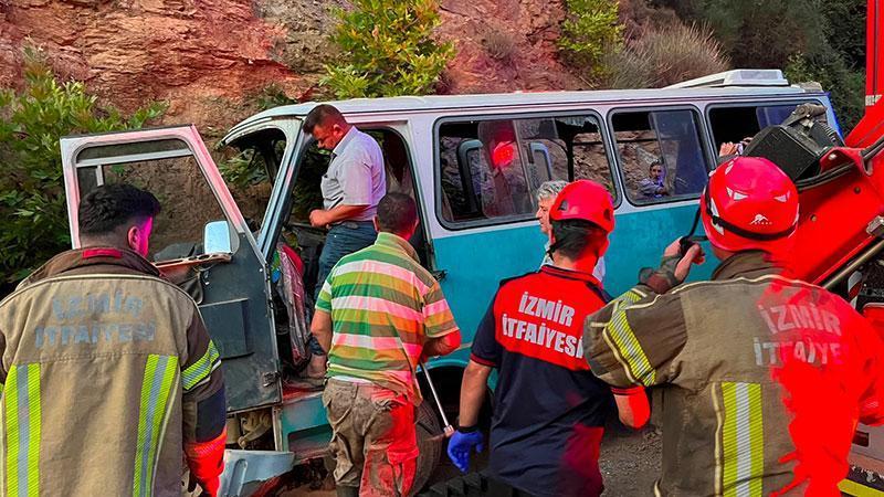 Freni boşalan minibüs kayalıklara çarptı: 9 kişi yaralandı