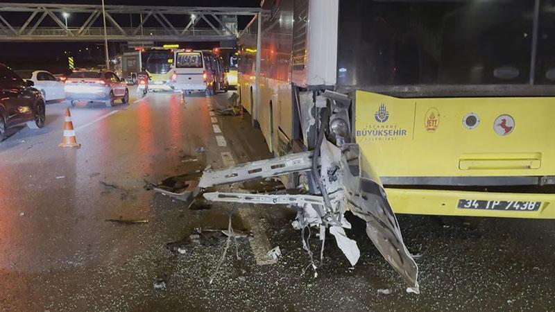 İETT otobüsüne çarpan otomobil zincirleme kazaya neden oldu: 3 kişi yaralandı