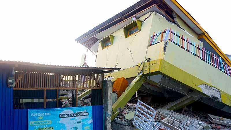7,7 Büyüklüğündeki Deprem Flores Adası’nı Vurdu: 83 Can Kaybı