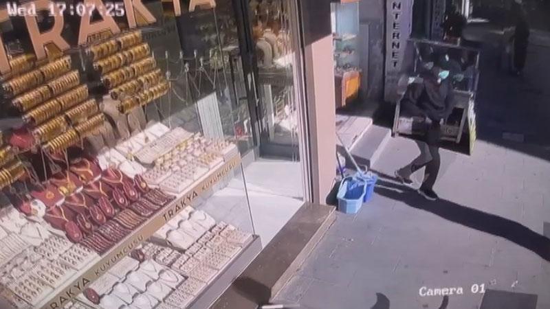 Küçükçekmece’de iş yerine silahlı saldırı: Şüpheli kaçarken yakalandı