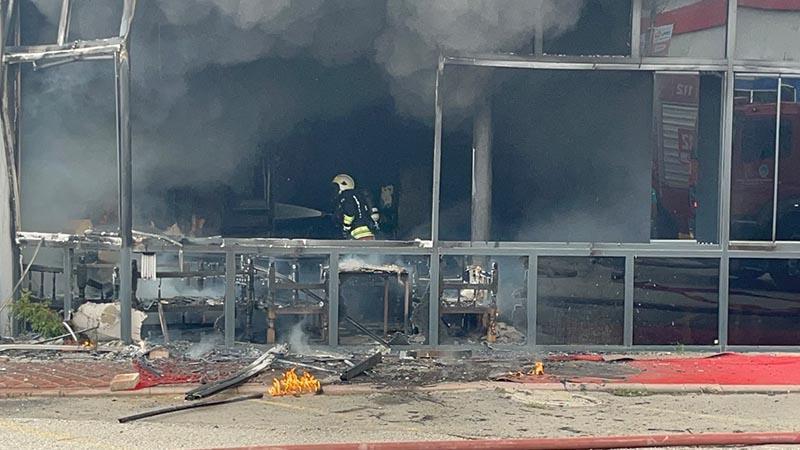 Sakarya’da restoran alevlere teslim oldu