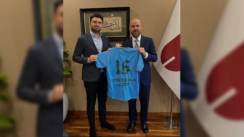 Enes Çelik, Bilal Erdoğan’a Bursa’nın fethinin 700. yılına özel formayı hediye etti