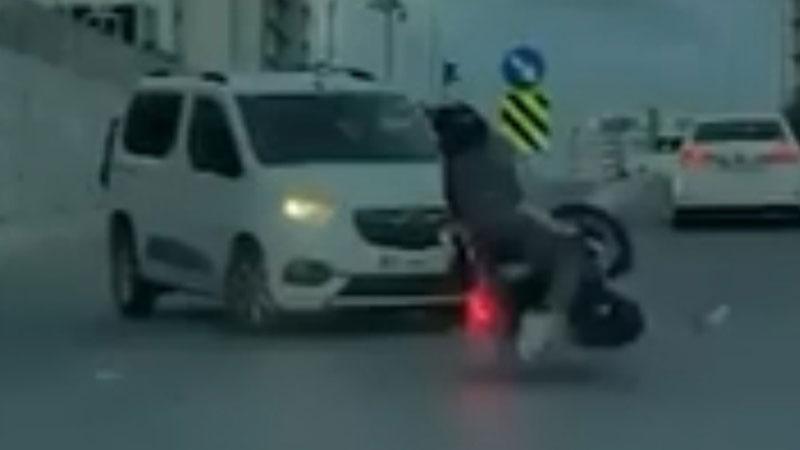 Esenyurt’ta motosiklet kazası kamerada: Hatalı dönüş faciaya neden oluyordu