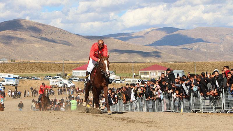 Karlıova’da geleneksel at yarışları düzenlendi: 620 bin TL ödül dağıtıldı