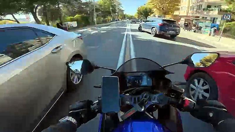 Dönüş yapan otomobille çarpışan motosikletli yola savruldu: O anlar kamerada